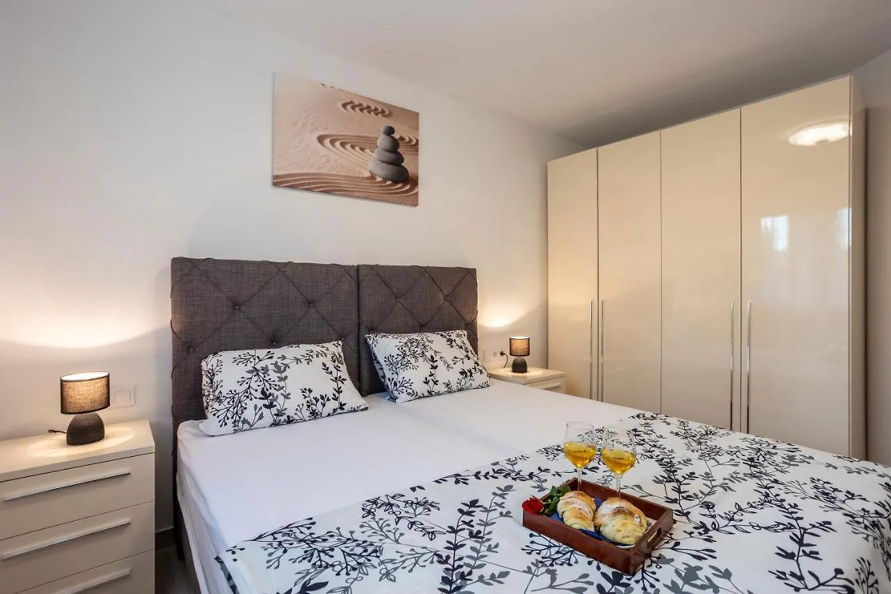 City Apartments Silver Pula 0*,  Croacia